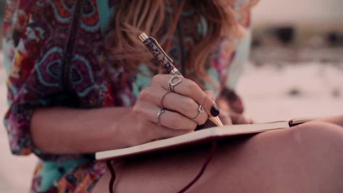 波西米亚女孩穿着花裙在日记中写作