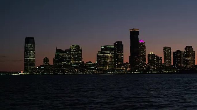 夜间从曼哈顿下城看到的泽西市天际线点亮