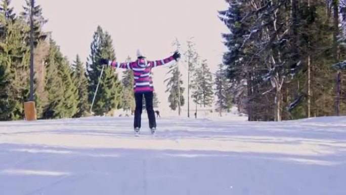 4k旺盛的年轻女子在白雪皑皑的滑雪坡上滑雪，慢动作