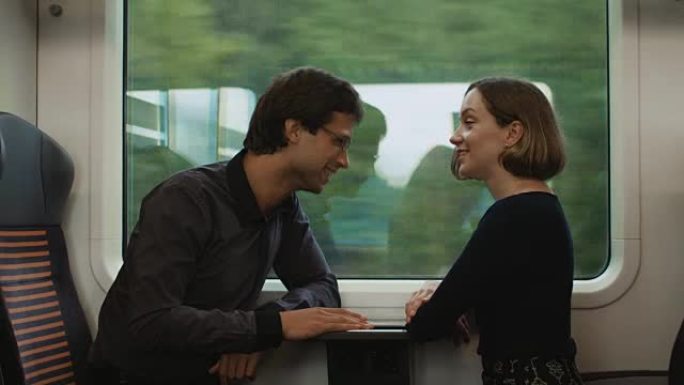 男人和女人在火车上交谈