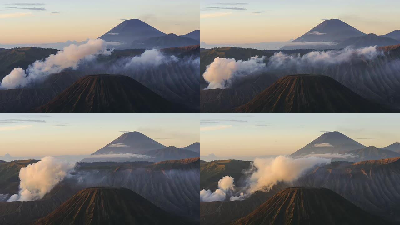 从印度尼西亚Bromo Tengger Semeru国家公园的Penanjakan山的观点看，日出期