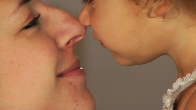 母亲和女儿的鼻子亲吻
