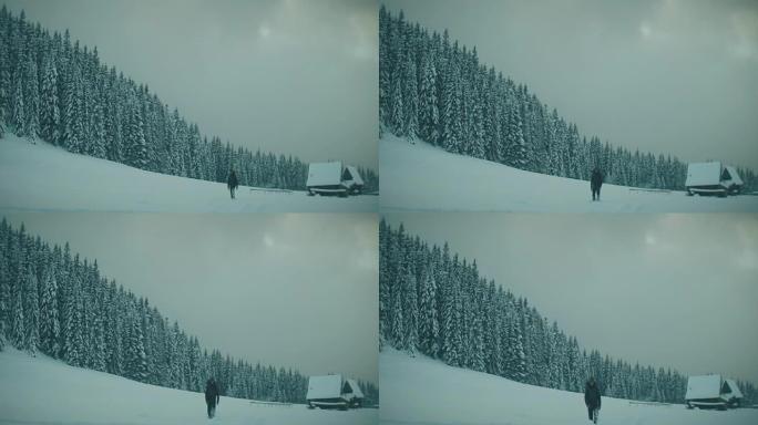 在深雪中孤独行走