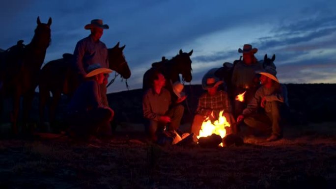 一群牛仔在美国犹他州的篝火上