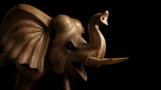 木制大象雕刻跟踪镜头
