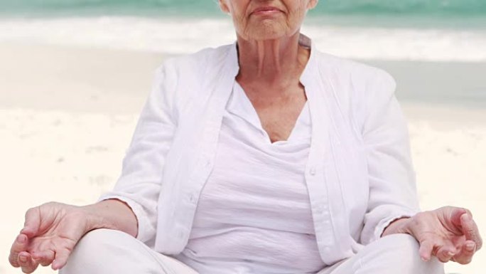 老退休妇女做瑜伽