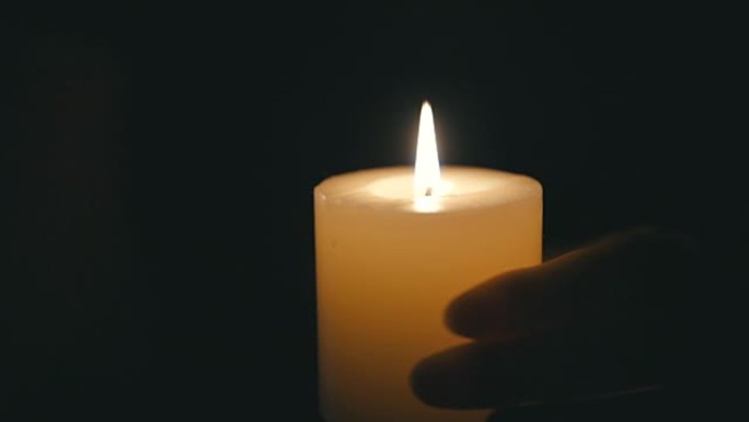 黑暗中手握蜡烛