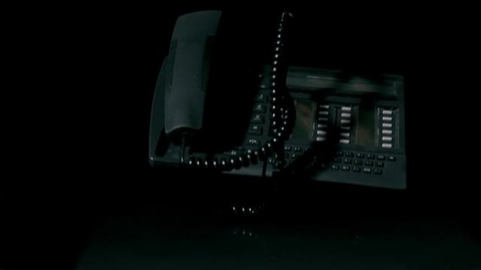 电话落在黑色背景上