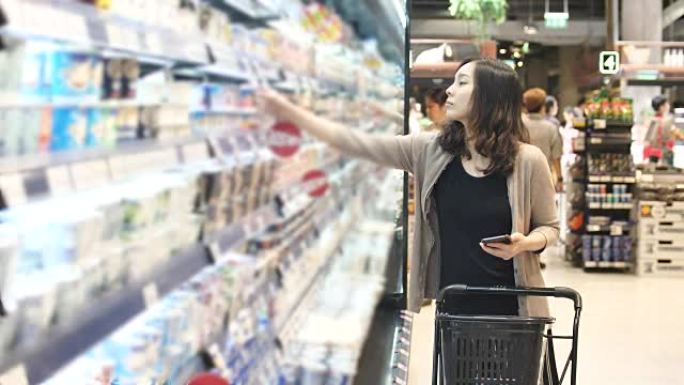 在超级市场购物的女人