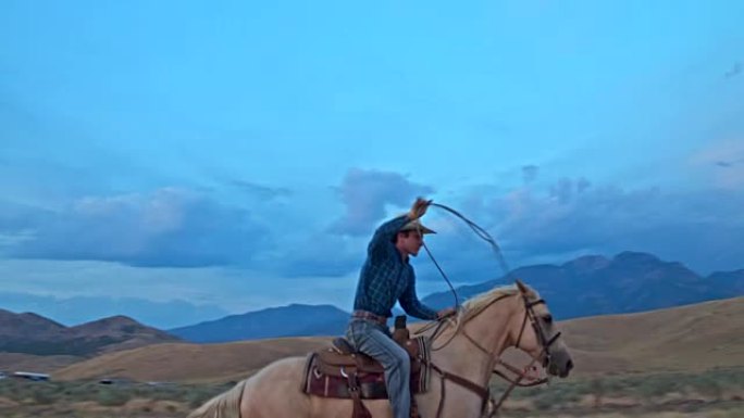 牛仔骑着马的慢动作视频，套索在范围内