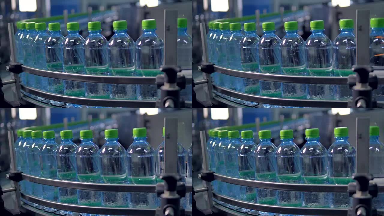 一条输送线沉重地移动满水塑料瓶。