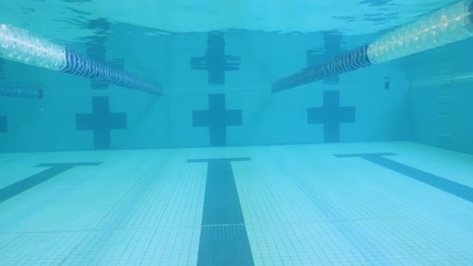 空游泳池的水下镜头