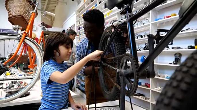 友好的推销员向小男孩解释自行车的工作原理，而他的父母正在看货架上的替换零件