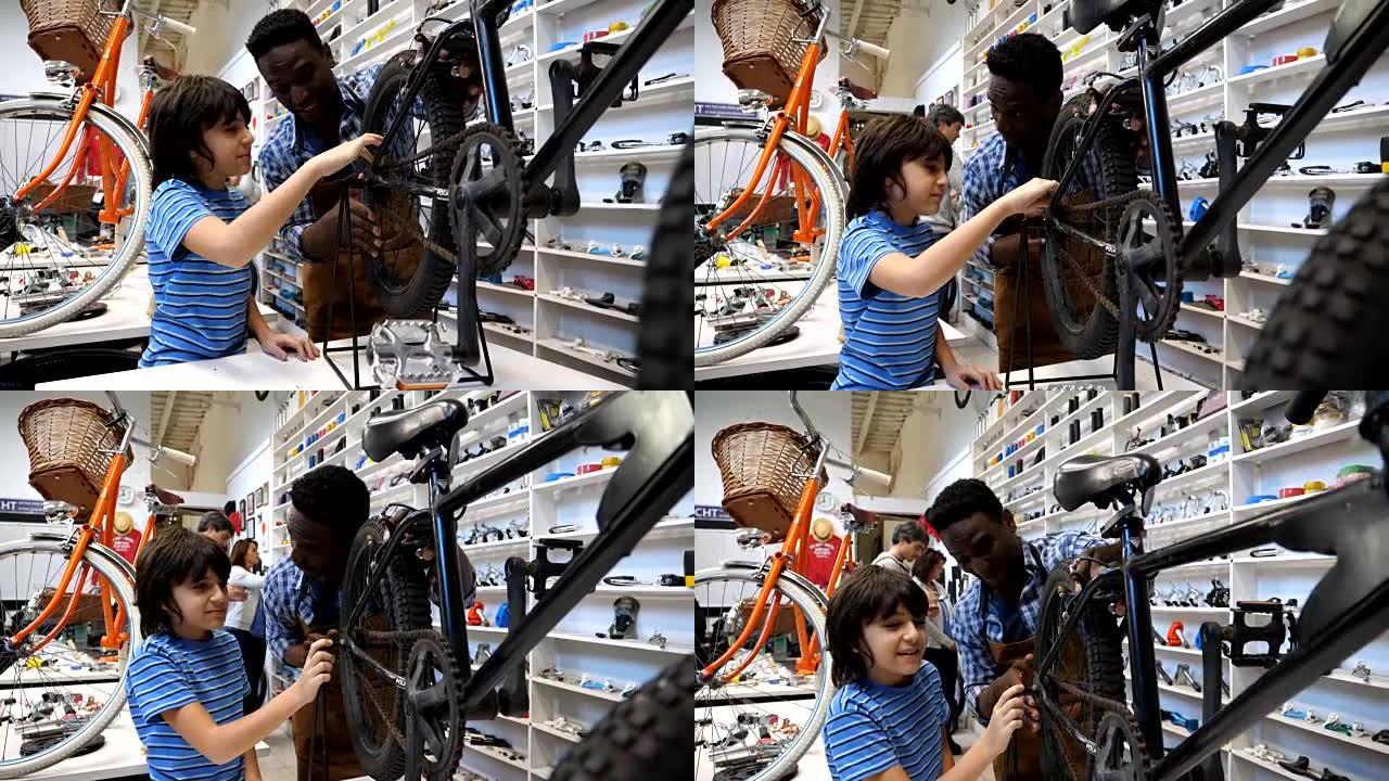 友好的推销员向小男孩解释自行车的工作原理，而他的父母正在看货架上的替换零件