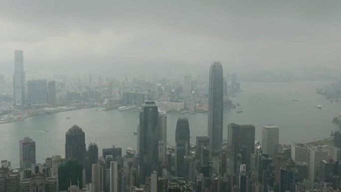 时光之城在烟雾和黑暗中被大雾笼罩/中国香港，潘离开了。