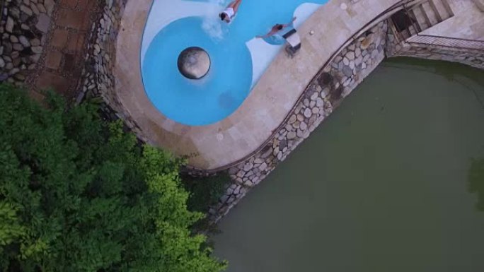 一群人在游泳池放松的鸟瞰图