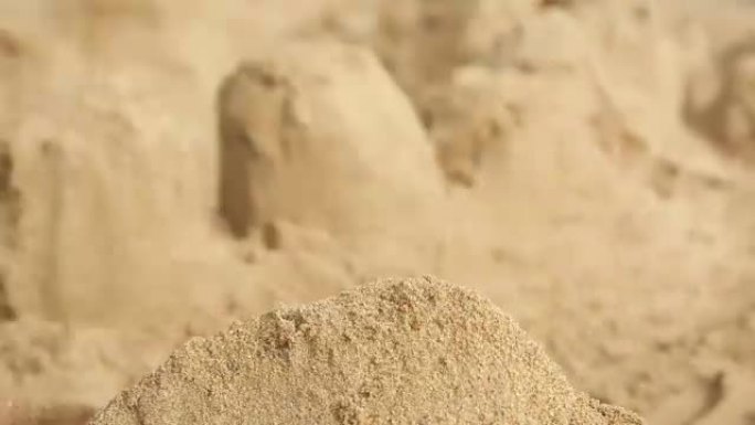手里拿着沙子。