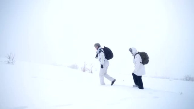 资深徒步旅行者走过冬雾
