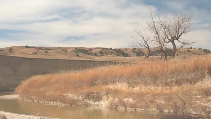 泥泞的懒惰河贯穿干旱的草原草原景观