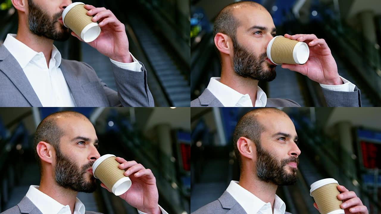 商人用一次性杯子喝咖啡