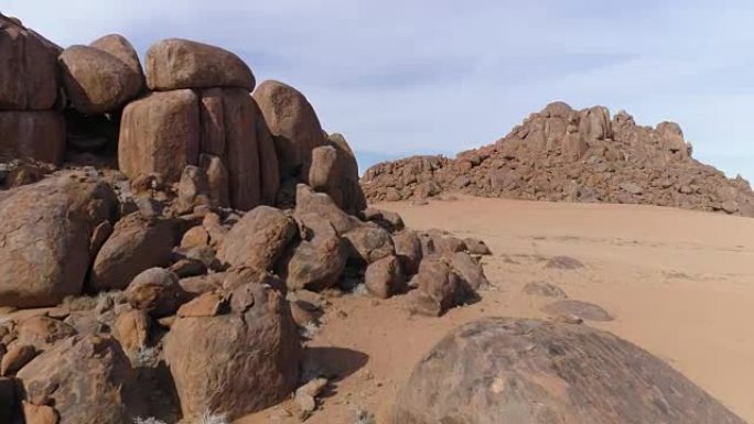 游览纳米布沙漠巨石的游客和导游的鸟瞰图