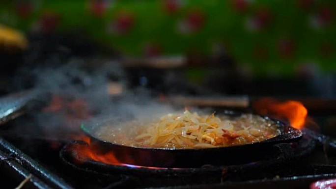 特写烹饪垫的慢动作镜头平底锅里的泰式虾炒米粉