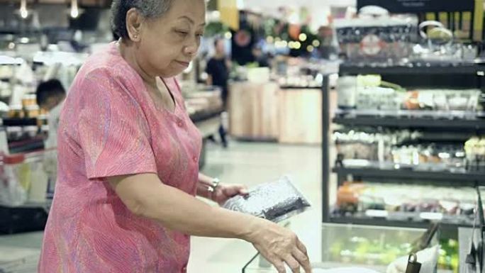 女人在商店里买食物