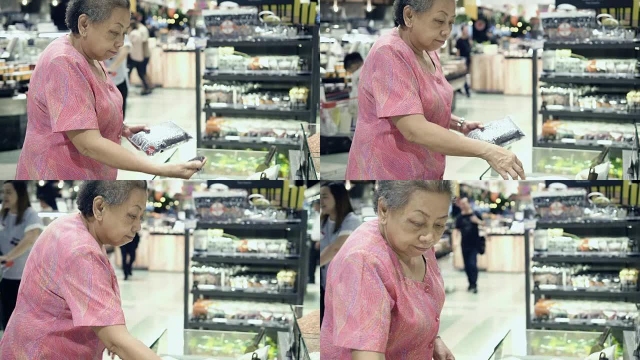 女人在商店里买食物