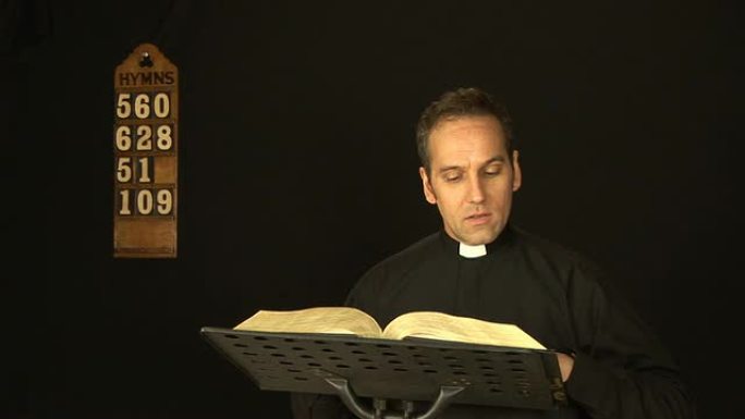 牧师/牧师阅读圣经-高清和PAL