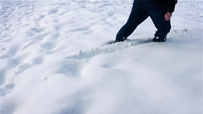 人走过厚厚的积雪