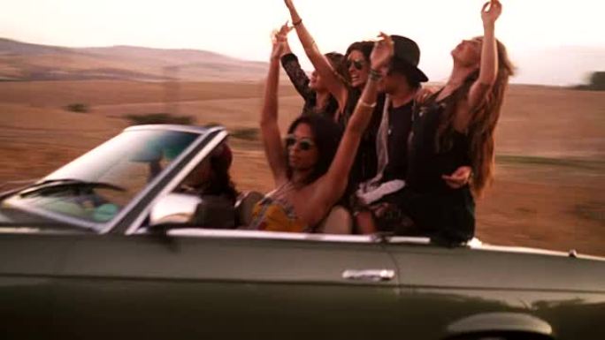 美国青少年朋友在加利福尼亚进行公路旅行