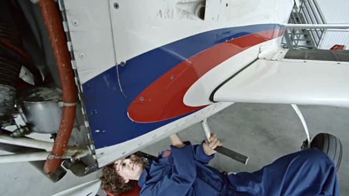 清洁飞机的女飞机维修工