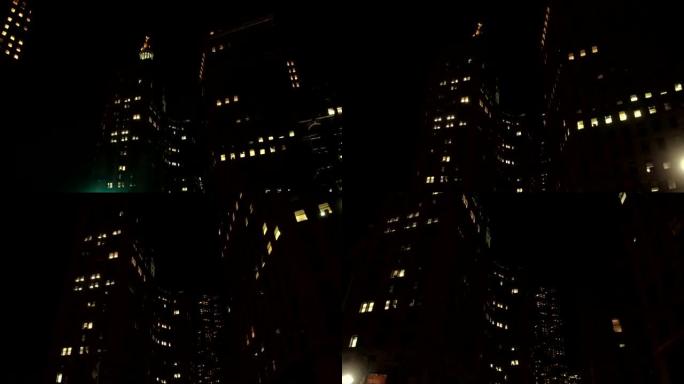 低角度视图: 曼哈顿市政大楼，上面带有公民声望的雕像