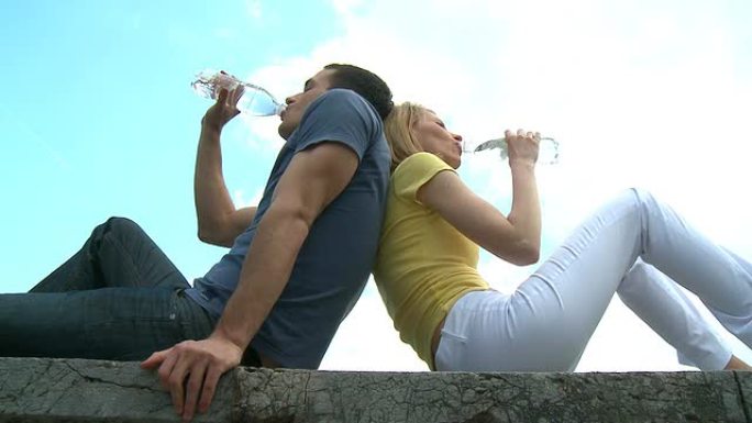 高清: 情侣饮用水