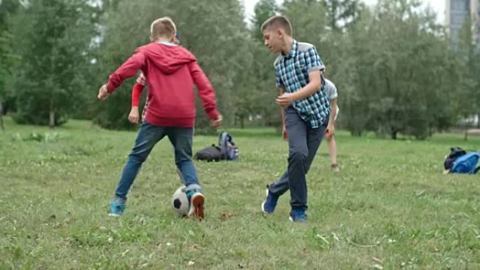 男孩用足球训练