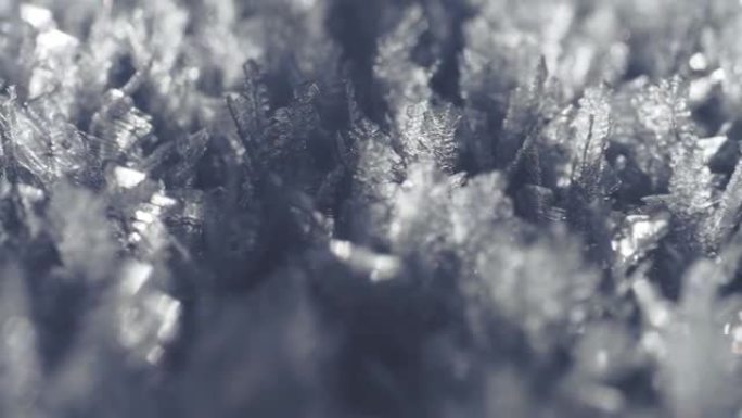 阳光下霜雪水晶的宏观拍摄。冬季概念