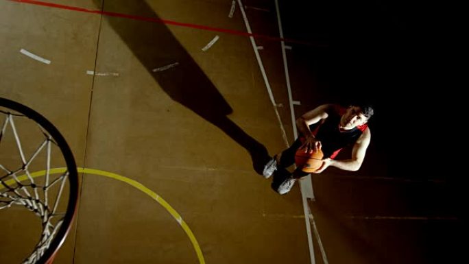男子篮球运动员在篮球圈投掷篮球4k