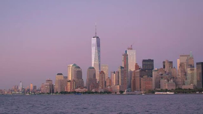 曼哈顿市区标志性天际线摩天大楼上的紫色日出光芒