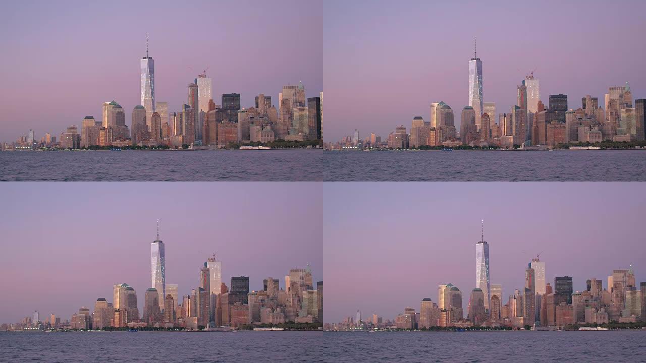 曼哈顿市区标志性天际线摩天大楼上的紫色日出光芒