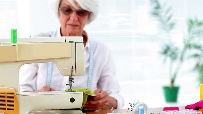 退休妇女使用缝纫机