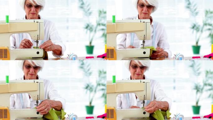 退休妇女使用缝纫机