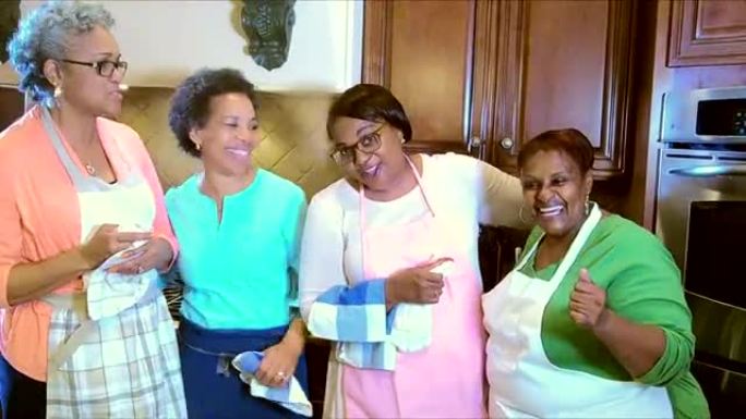 四名成熟的非裔美国妇女在厨房