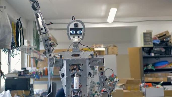 人形机器人的手臂运动测试。