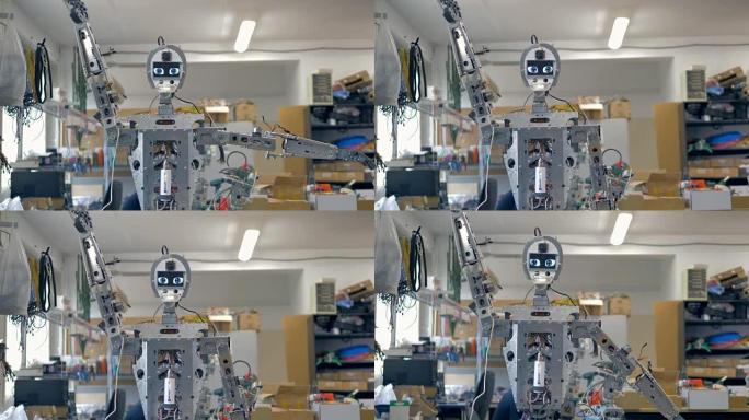 人形机器人的手臂运动测试。