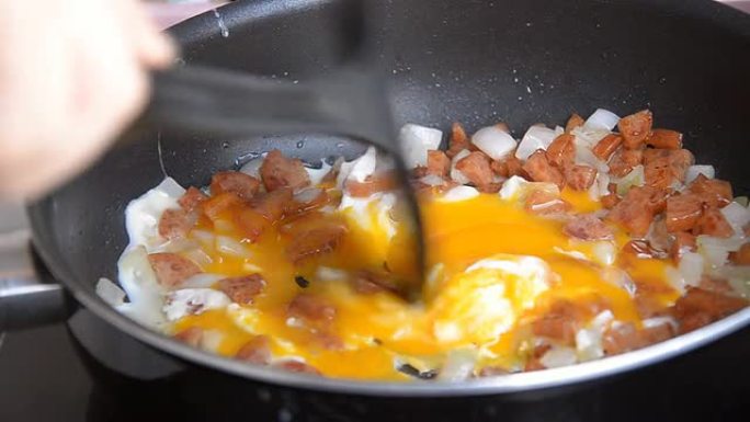 炸葱肠和两个鸡蛋炸葱肠和两个鸡蛋美食早餐