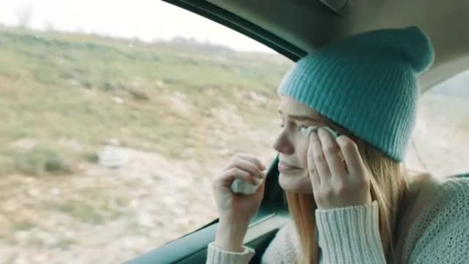 普通感冒的女人坐在汽车后座上