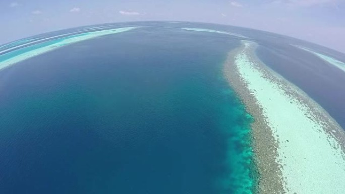 天线: 马尔代夫异国白色沙滩上的豪华岛屿度假胜地。