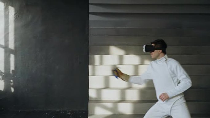 集中击剑运动员练习击剑练习使用VR耳机和训练模拟器室内比赛游戏