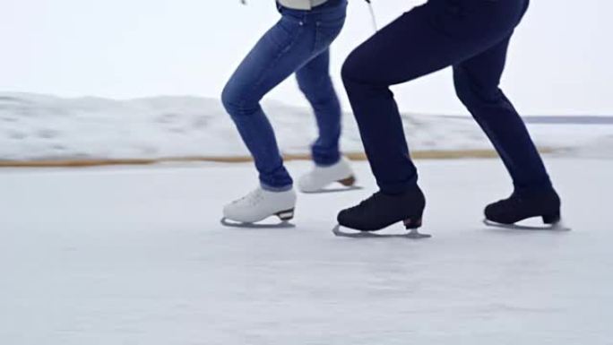 无法识别的情侣户外花样滑冰