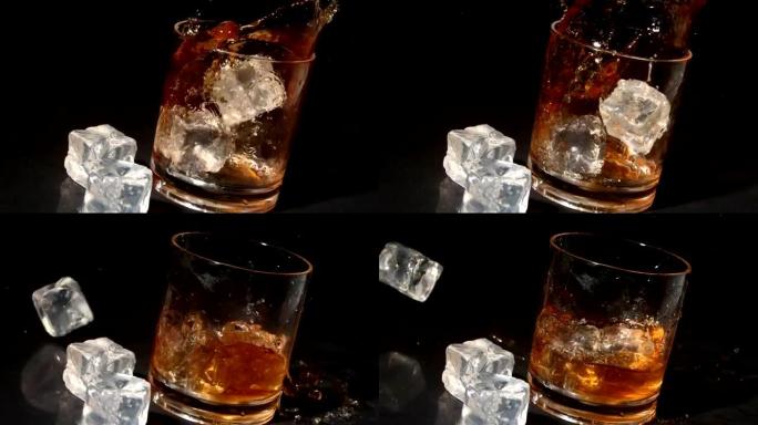 冰块落入威士忌和冰块的不倒翁中